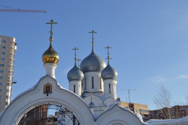 Ворота на территорию церкви в честь иконы Божией Матери Знамение-Абалацкой (вид с улицы)