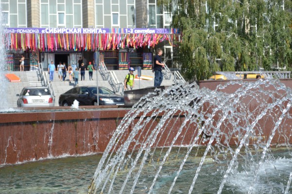 Фото фонтана на фоне ГПНТБ © Наталья Поморцева