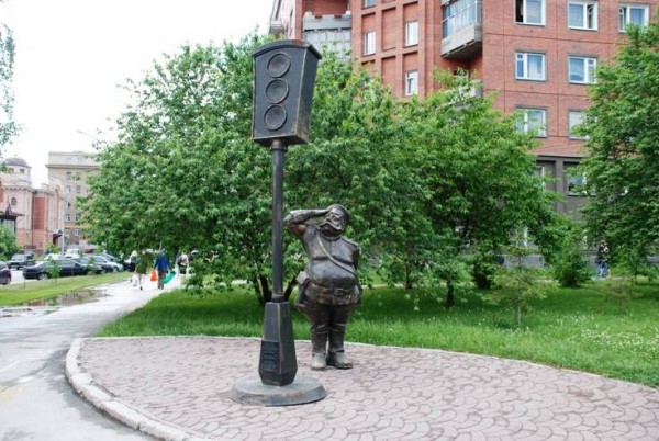 Памятник светофору/гаишнику в Новосибирске