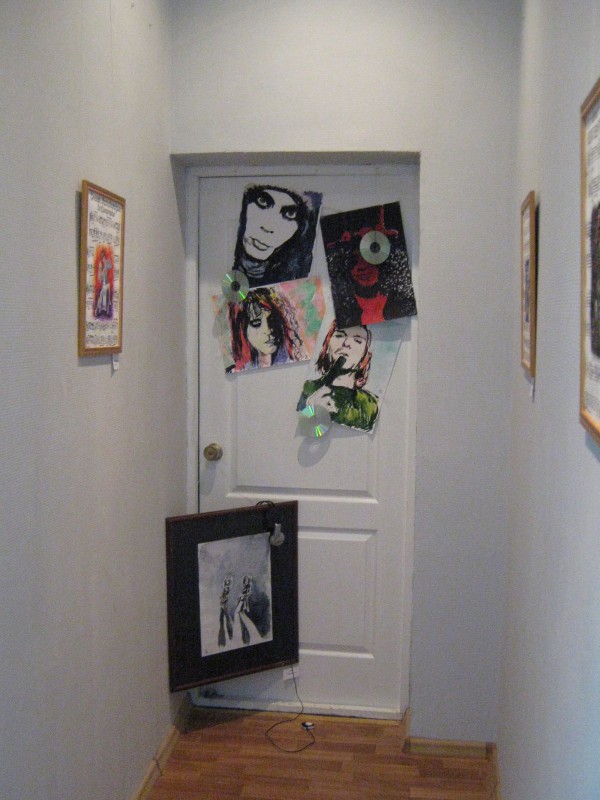 Часть коридора в центре «Этаж» с картинами молодых художников © Алёна Груя