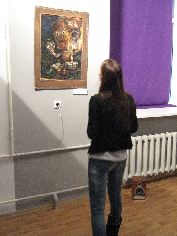 Посетительница выставки рассматривает картину © Алёна Груя