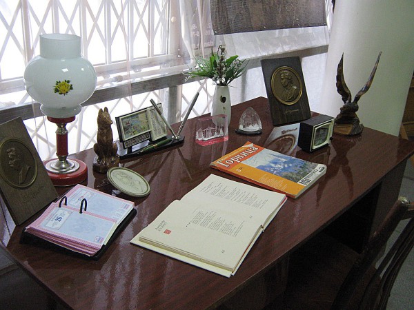 Стол, на котором лежат предметы, принадлежавшие в прошлом писателям © Алёна Груя