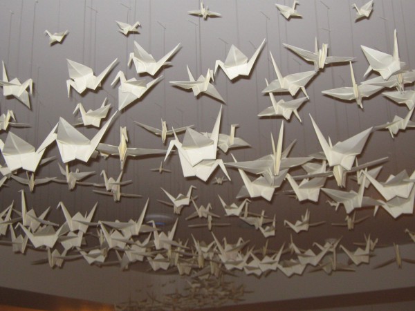 Бумажные журавлики, украшающие ресторан © Алёна Груя