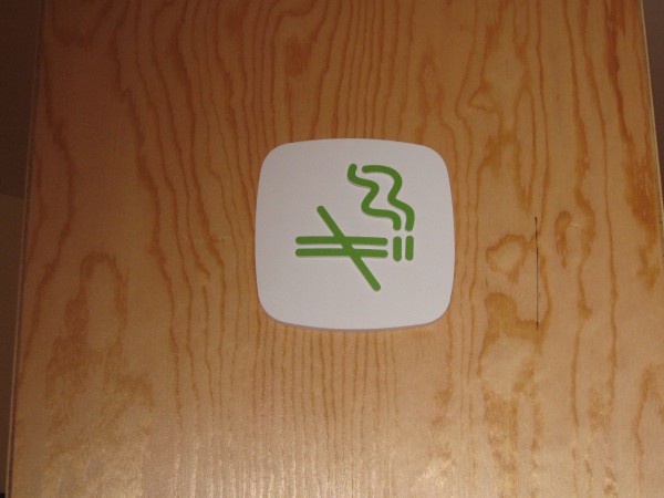 Знак, запрещающий курение в центре «Мира» © Алёна Груя