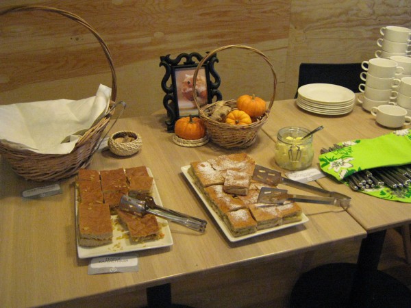Пирожные на «шведском столе» © Алёна Груя