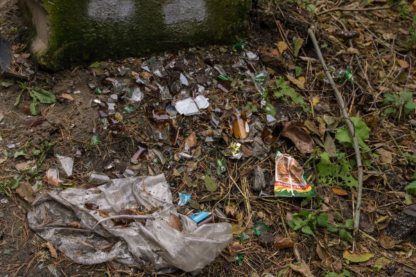 Разбросанный мусор в парке © Алёна Груя