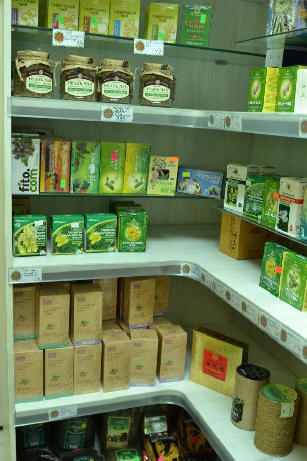 Полки с разными видами чая в магазине «Джаганнат» © Алёна Груя