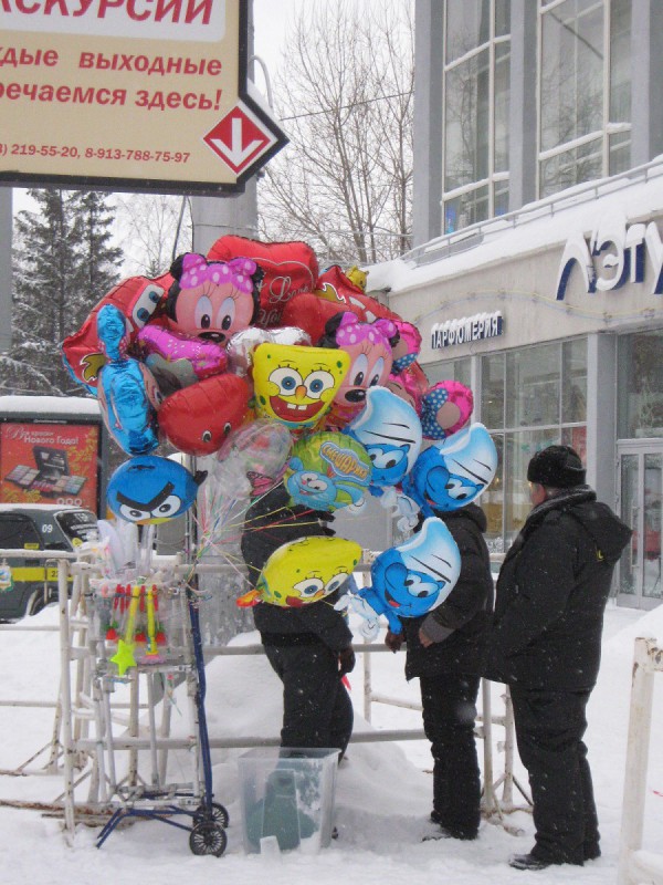 Воздушные шарики, которые продают возле ёлки © Алёна Груя
