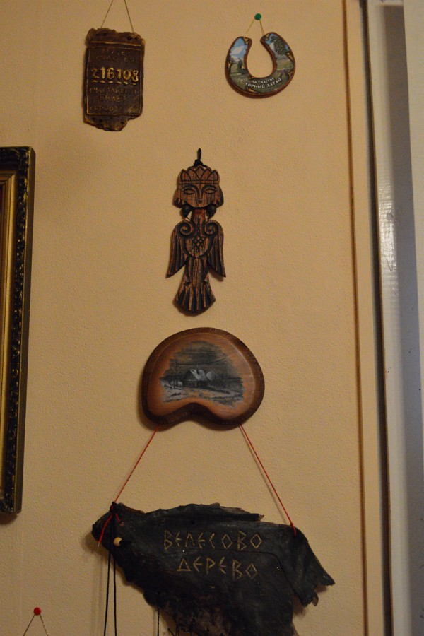 Экспонаты музея – птица Сирин, подкова, Велесово дерево © Алёна Груя