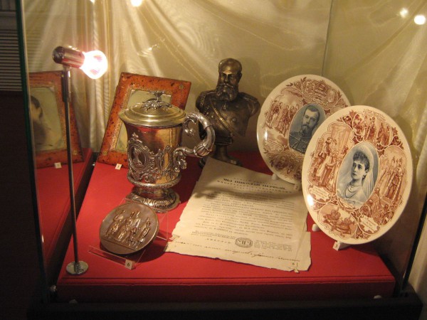 Экспонаты «Царь-выставки», в том числе кружка Александра III © Алёна Груя