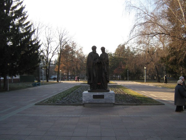 Памятник Петру и Февронии возле входа в сквер © Алёна Груя