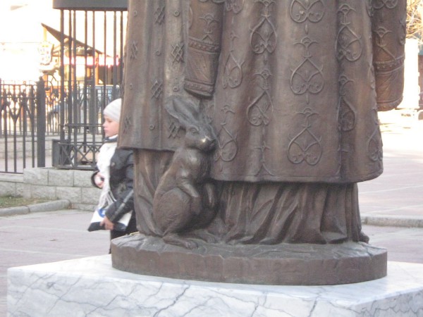 Памятник Петру и Февронии, вид сзади © Алёна Груя