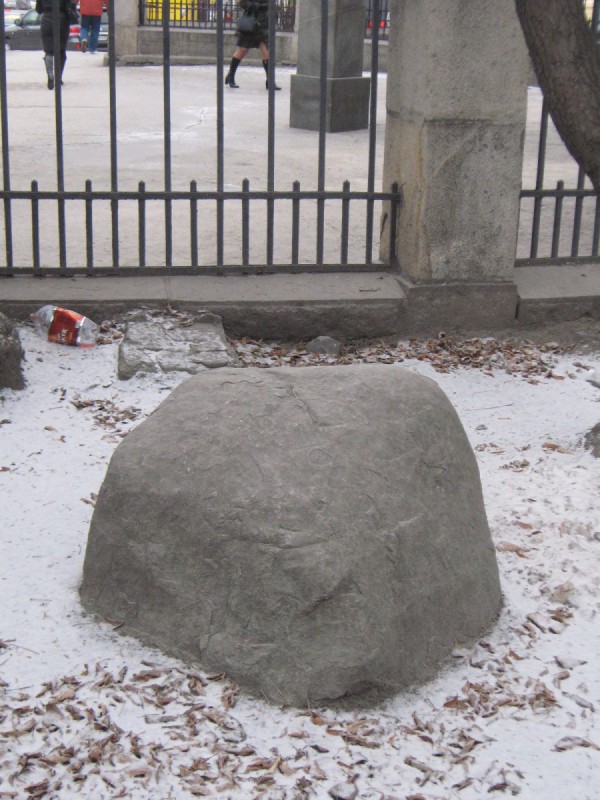 Камень, по легенде, упавший с телеги © Алёна Груя