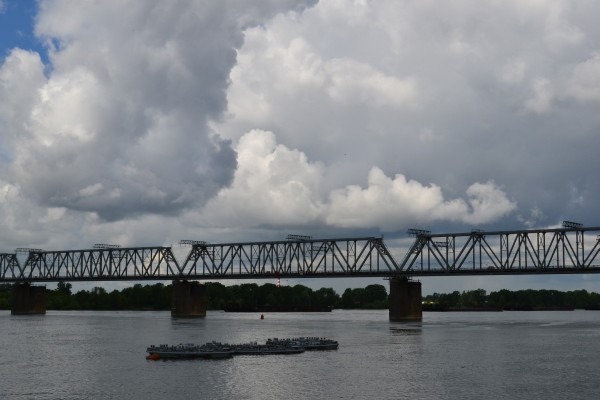 Коммунальный мост через реку Обь, в середине которого проходит временная граница © Алёна Груя