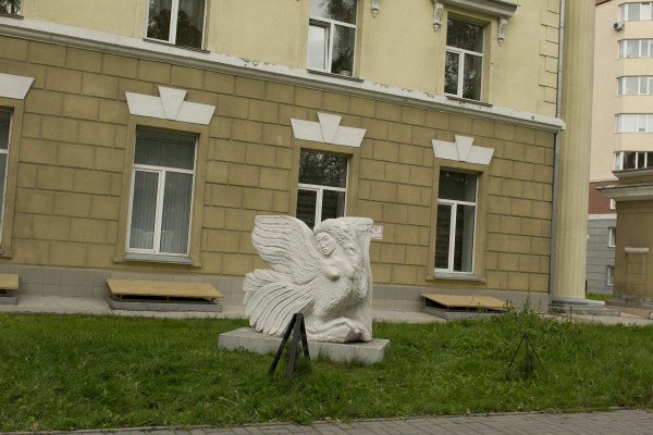 Скульптура перед «Домом детского творчества» © Алёна Груя