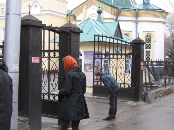 Прихожане у ворот Вознесенского собора © Алёна Груя
