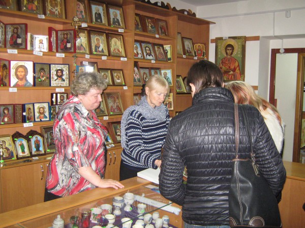 Покупательницы выбирают товары в церковной лавке © Алёна Груя