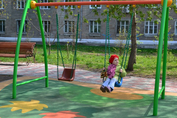 Качели на детской площадке на Аллее семьи © Алена Груя