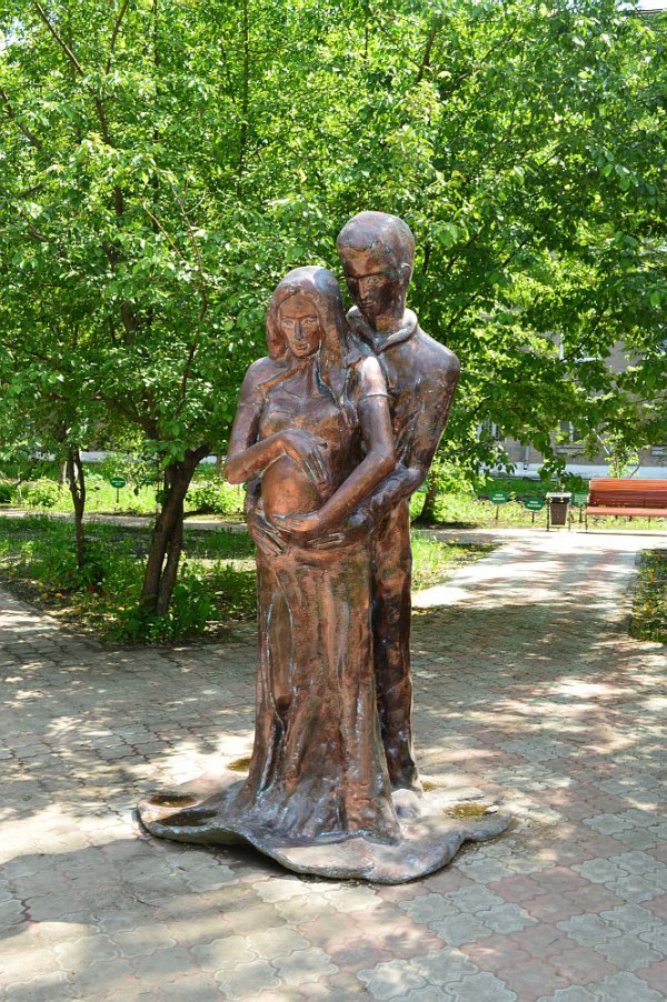 Статуя беременной женщины с мужем - «Дар любви» (художник Захар Петракевич, скульптор Павел Слободчиков) © Илья Земсков