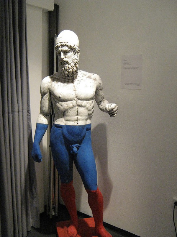 Статуя «Белое, синее, красное» - экспонат выставки © Алёна Груя