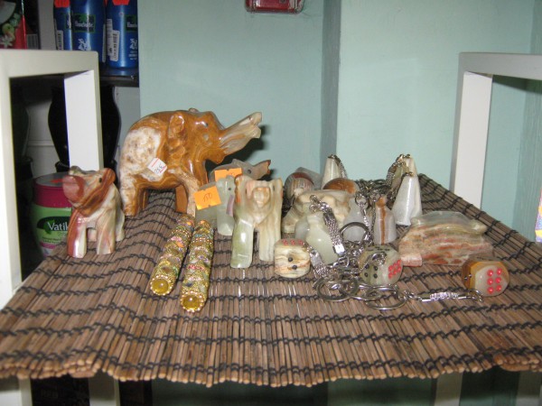 Брелоки и сувениры на полке магазина © Алёна Груя