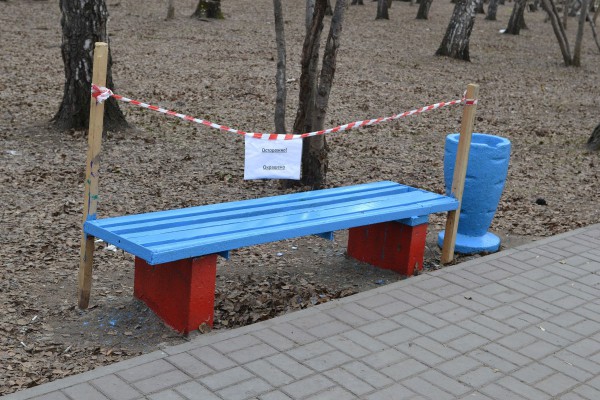Свежеокрашенная скамейка в парке © Алёна Груя