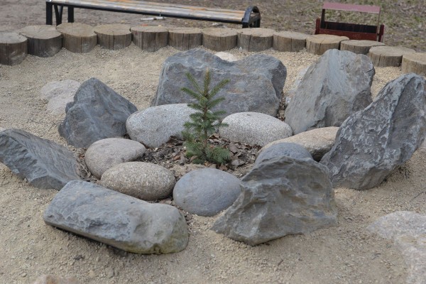 Композиция из камней в парке культуры и отдыха «Березовая роща» © Алёна Груя