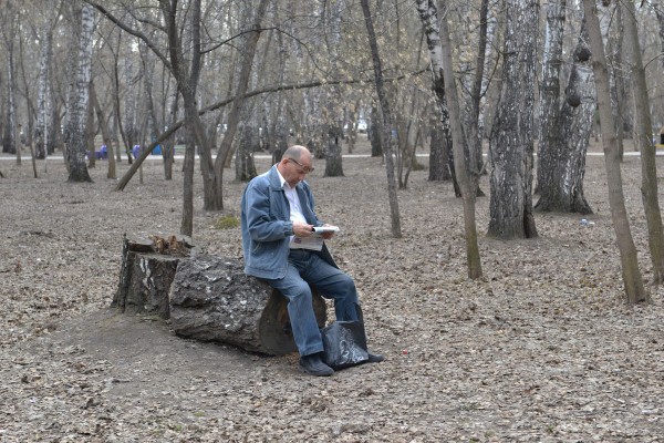 Посетитель парка читает © Алёна Груя