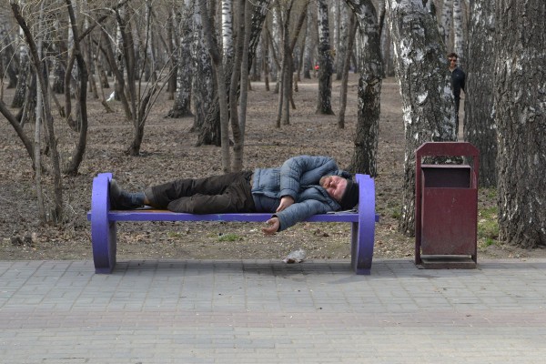 Мужчина спит на скамейке в парке культуры и отдыха «Березовая роща» © Алёна Груя