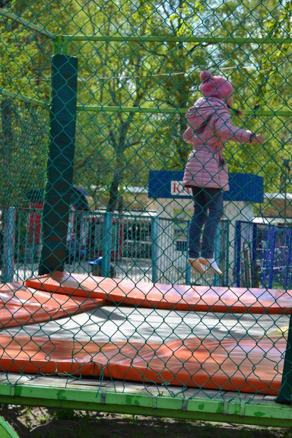 Девочка прыгает на батуте © Алёна Груя