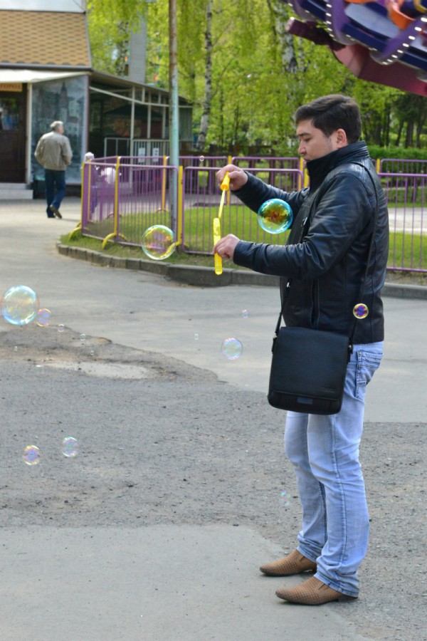 Посетитель парка пускает мыльные пузыри © Алёна Груя