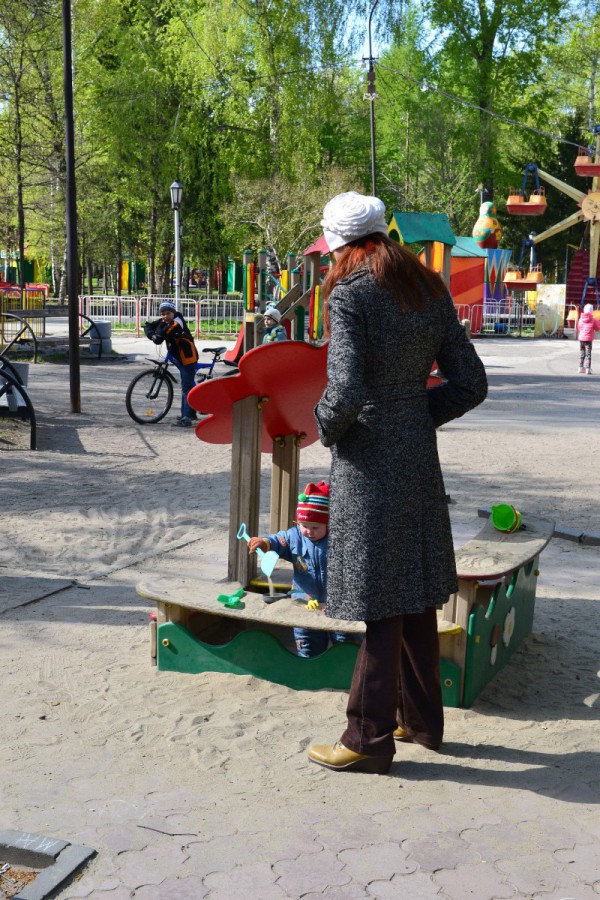 Гости парка на детской площадке © Алёна Груя