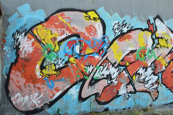 Надпись – граффити на стене возле ТЦ «Аура» © Алёна Груя