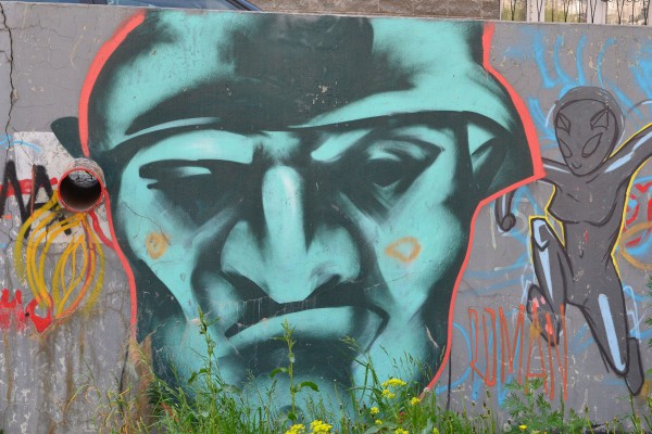 Несколько граффити на стене возле «Ауры» © Алёна Груя
