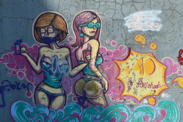Две девушки, нарисованные в стиле граффити © Алёна Груя