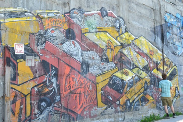 Масштабный рисунок на стене напротив «Ауры» © Алёна Груя