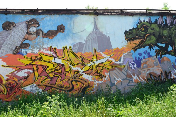 Бой Кинг-Конга и Годзиллы – граффити на стене © Алёна Груя