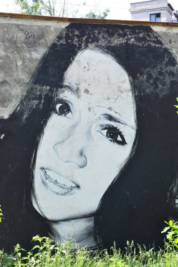 Граффити – черно-белый портрет девушки © Алёна Груя