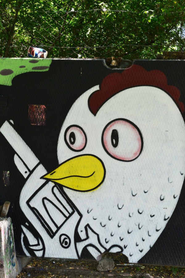 Граффити – цыплнок с пистолетом © Алёна Груя
