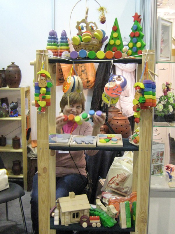 Продажа деревянных игрушек на выставке HobbyTime-Сибирь © Алёна Груя