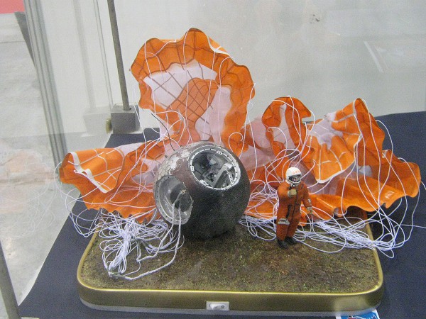 Миниатюрная фигура космонавта на выставке © Алёна Груя