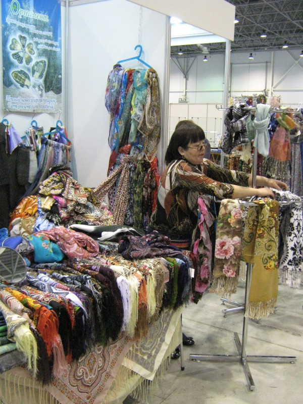 Продажа платков и шалей на выставке HobbyTime-Сибирь © Алёна Груя
