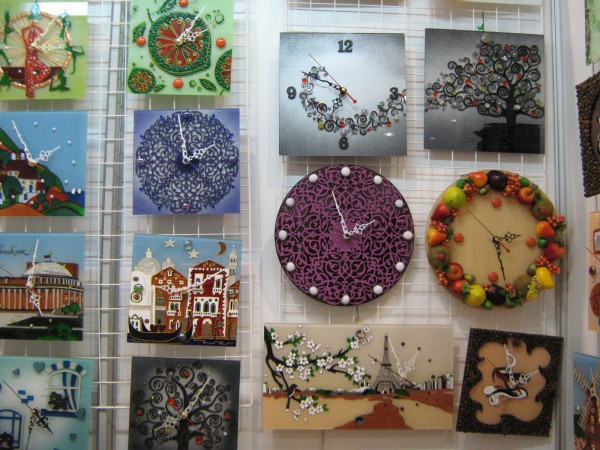Картины и часы, продававшиеся на выставке в Экспоцентре © Алёна Груя