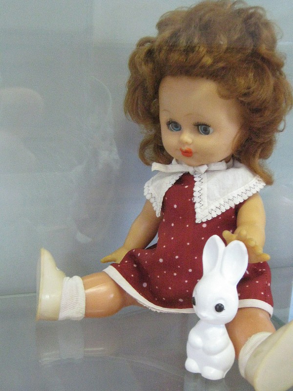 Игрушки на выставке – кукла и заяц © Алёна Груя