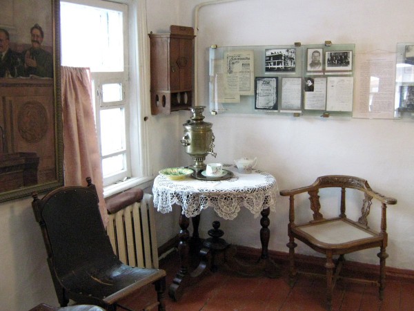 Часть комнаты, где находятся кресла и столик © Алёна Груя