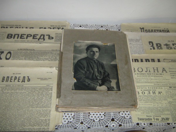 Старые газеты на столике в музее «С.М. Киров в Сибири» © Алёна Груя