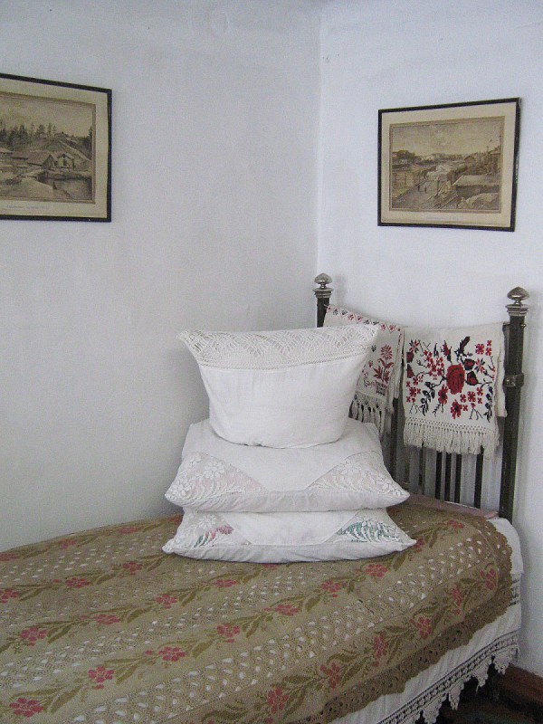 Кровать в спальне в музее «С.М. Киров в Сибири» © Алёна Груя