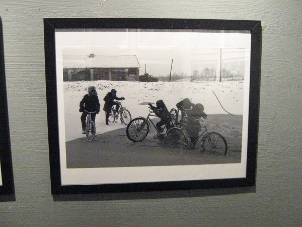 Фото, запечатлевшее подростков на велосипедах © Алёна Груя