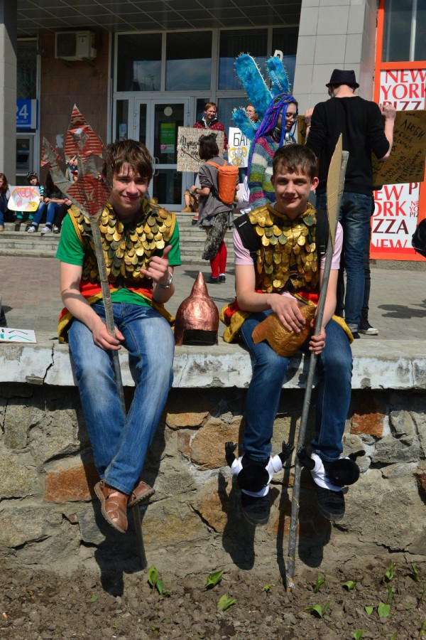Участники Монстрации в костюмах витязей © Алёна Груя