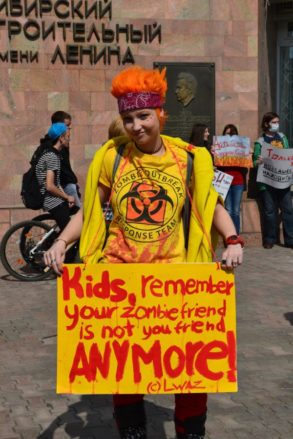 Участница Монстрации в ярко-желтом костюме © Алёна Груя